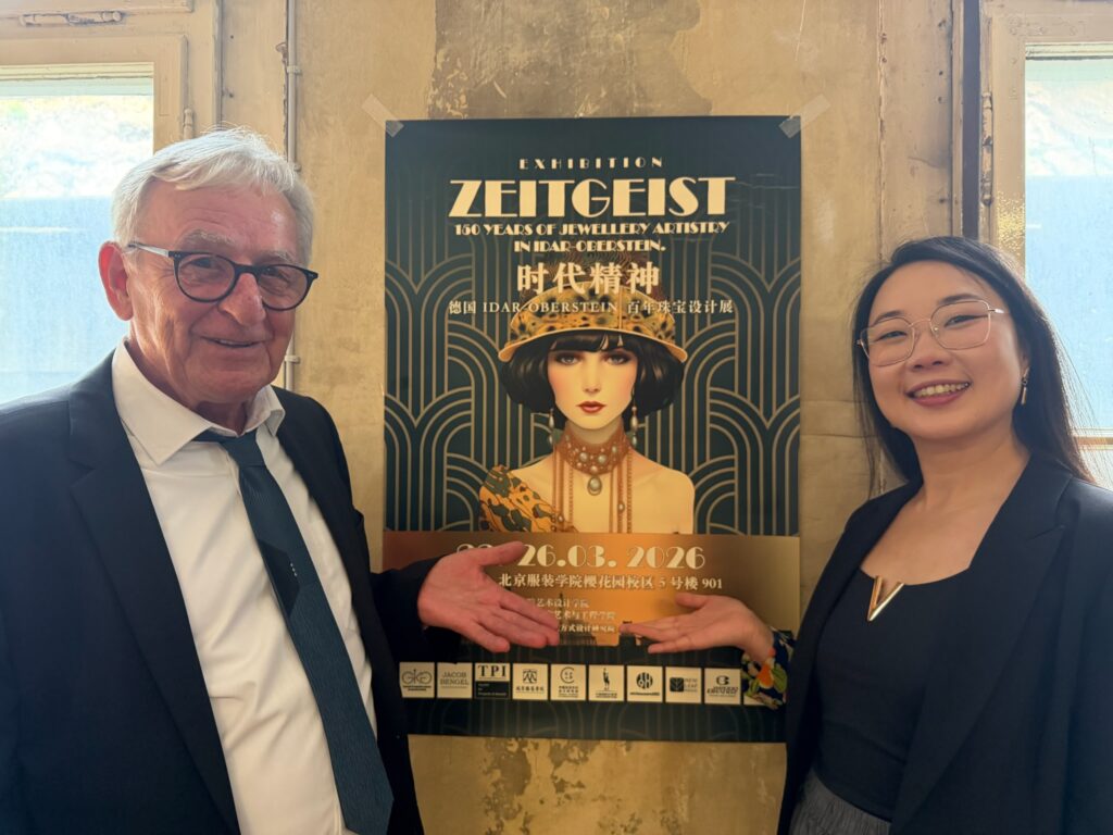 Kersten Godeschwege und Ting Zhang vor dem Poster Zeitgeist.