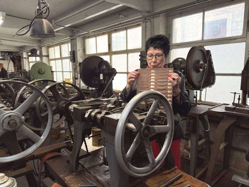 Musuemsführerin zeigte die 100 jähre alte Maschine, die damals für die Kettenherstellung verwendet wurden.